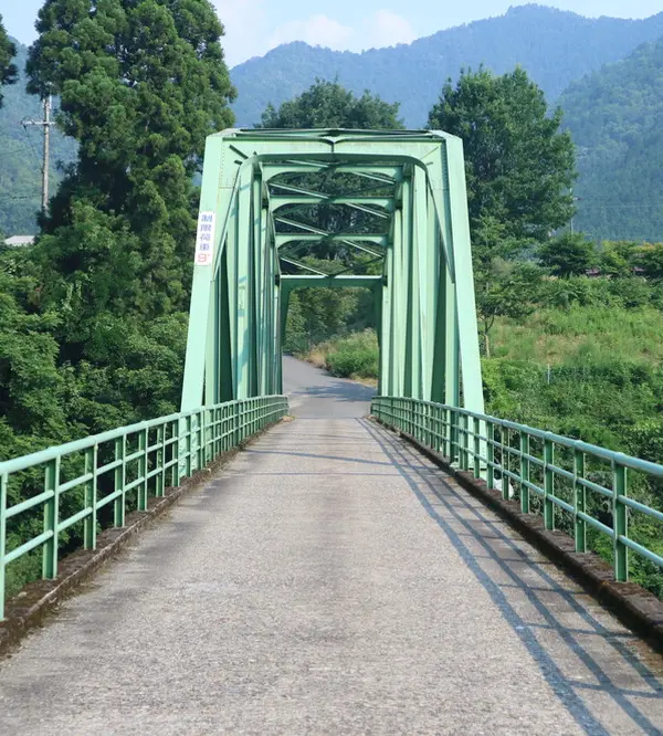 珍しい緑の橋