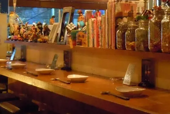 店内にはカウンターとテーブル。