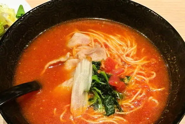 トマトラーメンと辛めん 三味(333) 福岡天神大名店