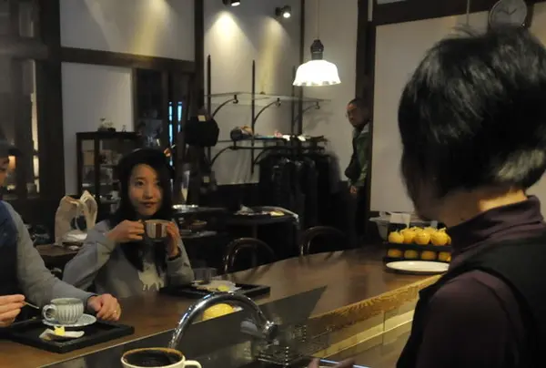 店内の落ち着いた雰囲気の中で休憩中♪