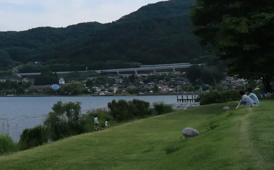 芝生に座って湖を眺める
