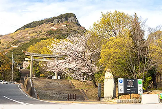 左の屋島神社側に無料駐車場(150台)がある