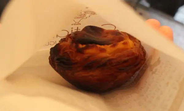 焼きたての玉子タルトを食べ歩き