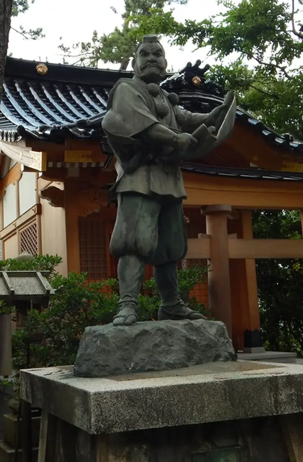 「勧進帳」を読み上げる弁慶の像