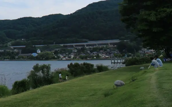 芝生に座って湖を眺める