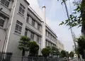 煙突がある学校の写真_128662