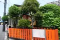 三郷橋の丸木舟と祠の写真_142214