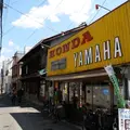 会場脇の路地裏にはの写真_8404