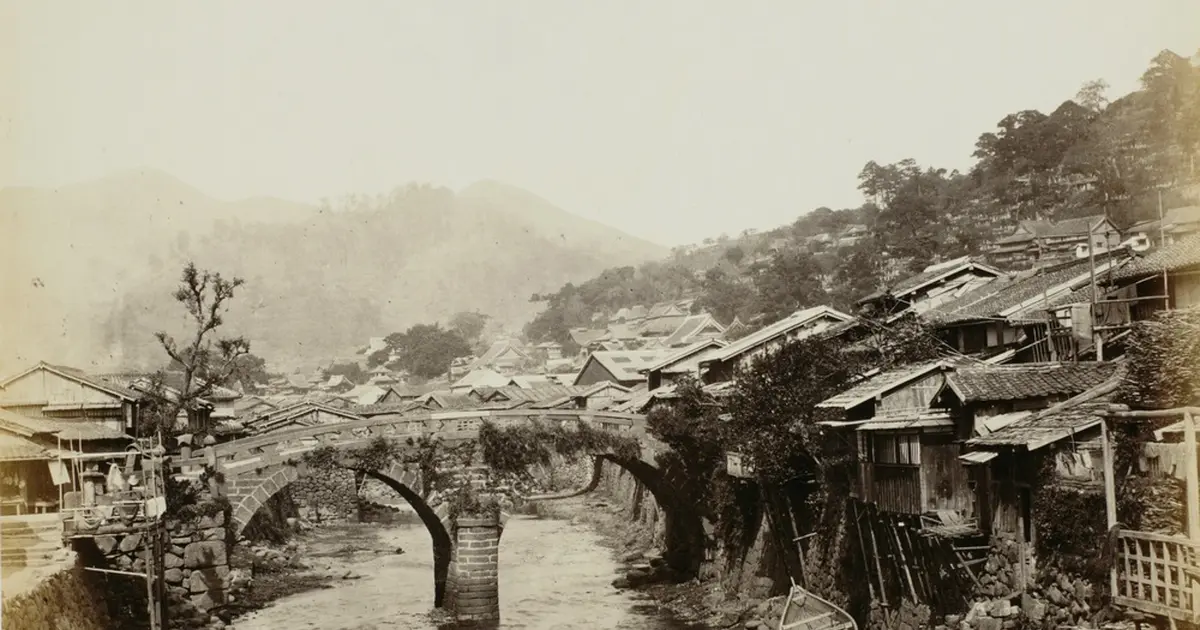 江戸時代幕末期〜明治時代前半期頃時代魔除け横幅４５Ｘ高さ３０センチ古鬼瓦当時物 写真で幕末・明治の長崎にタイムトラベル【写真発祥地の原風景 長崎