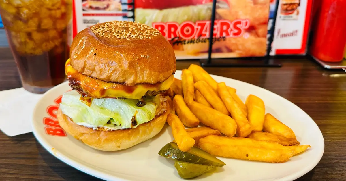 新品未使用　サンダーバード パーカー ポーセリン人形 2000個限定 肉汁たっぷり！北谷町の「Sandbox Burgers」で絶品ハンバーガーを食べ