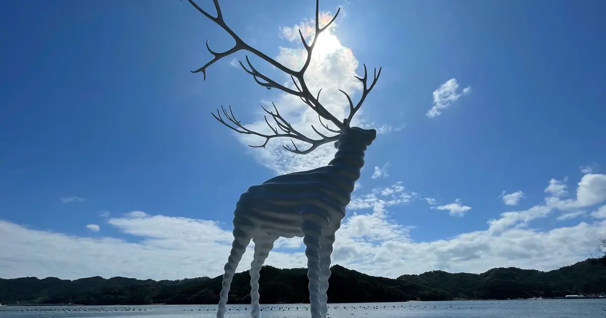 アイデア白い鹿飾り置物1対 牡鹿半島で神秘的なアートWhite Deer (Oshika)に出会う旅 | 「タビスキ