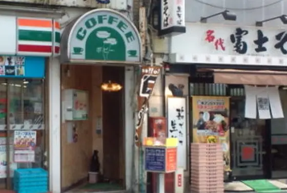 セブンと富士そばの間にあります。