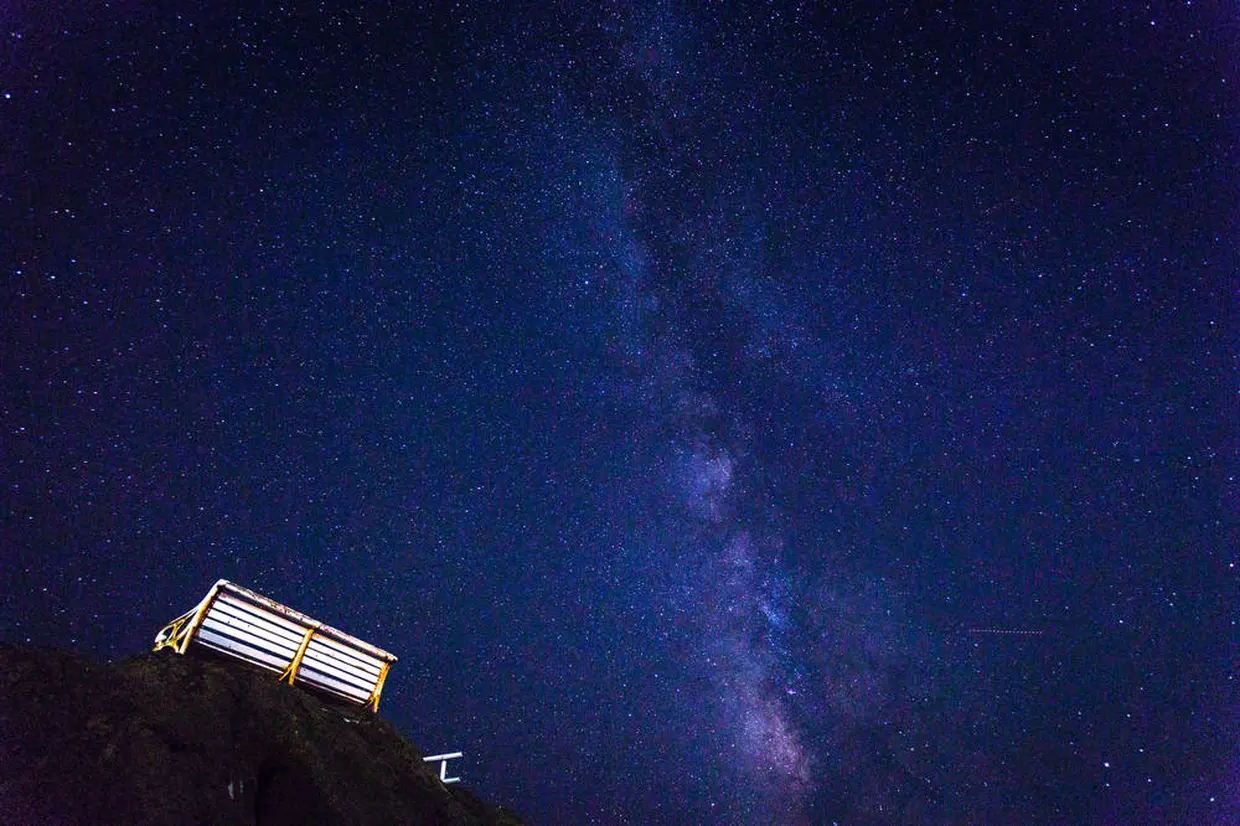 野島崎の星空と白いベンチ