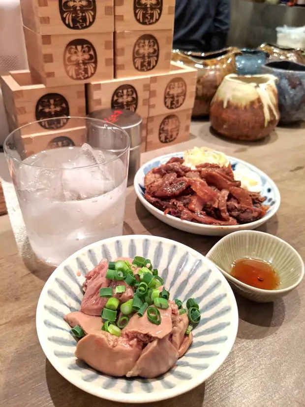 （手前から）鶏レバーしぐれ煮/山形のそば焼酎/おつまみチャーシュー