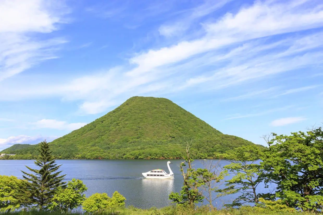 榛名湖に浮かぶ遊覧船