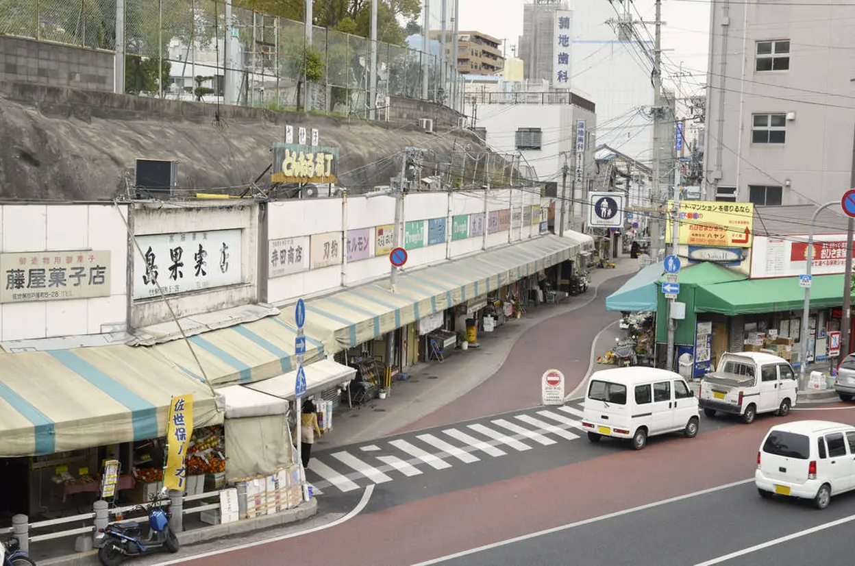 戸尾市場街・とんねる横丁