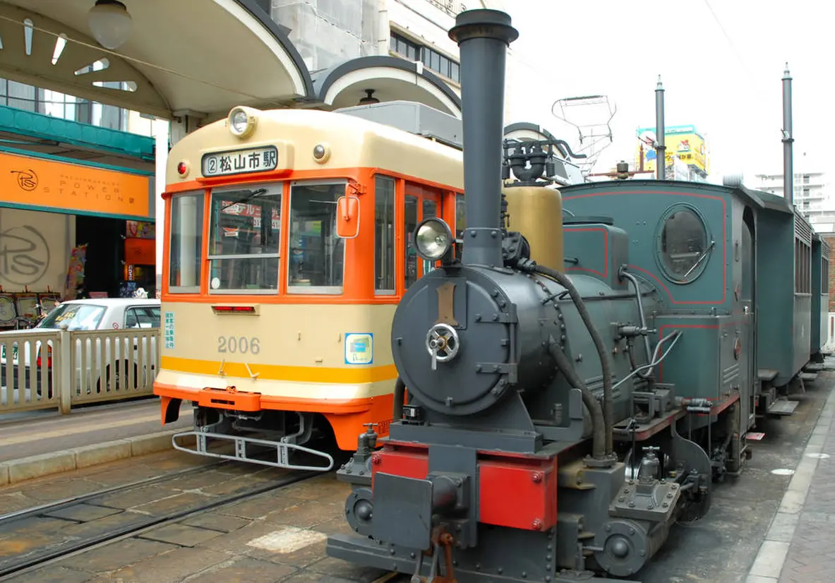 路面電車、坊っちゃん列車（松山市駅）