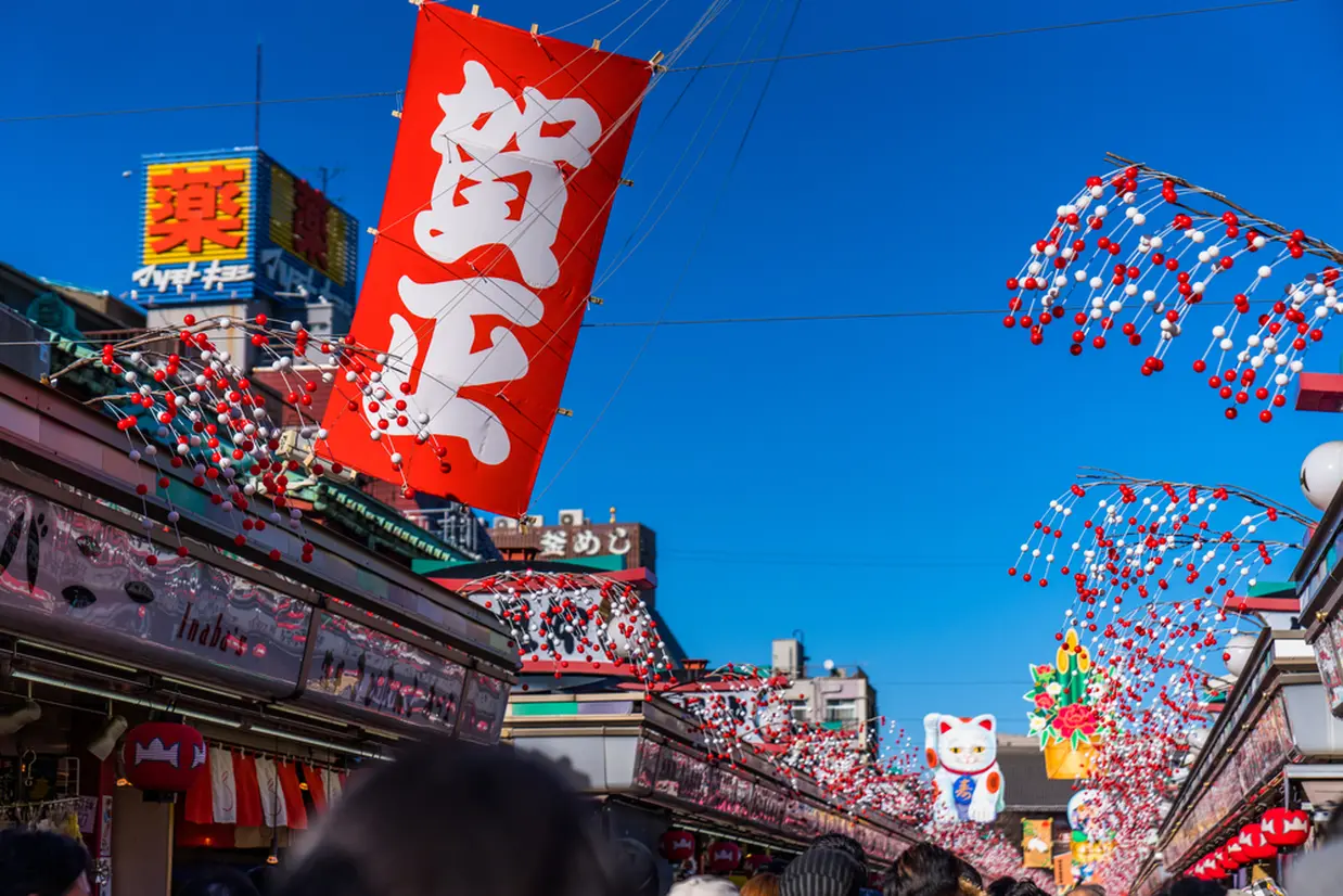 お正月で賑わう仲見世通り