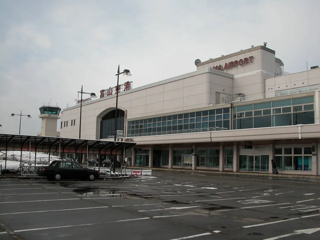富山空港
