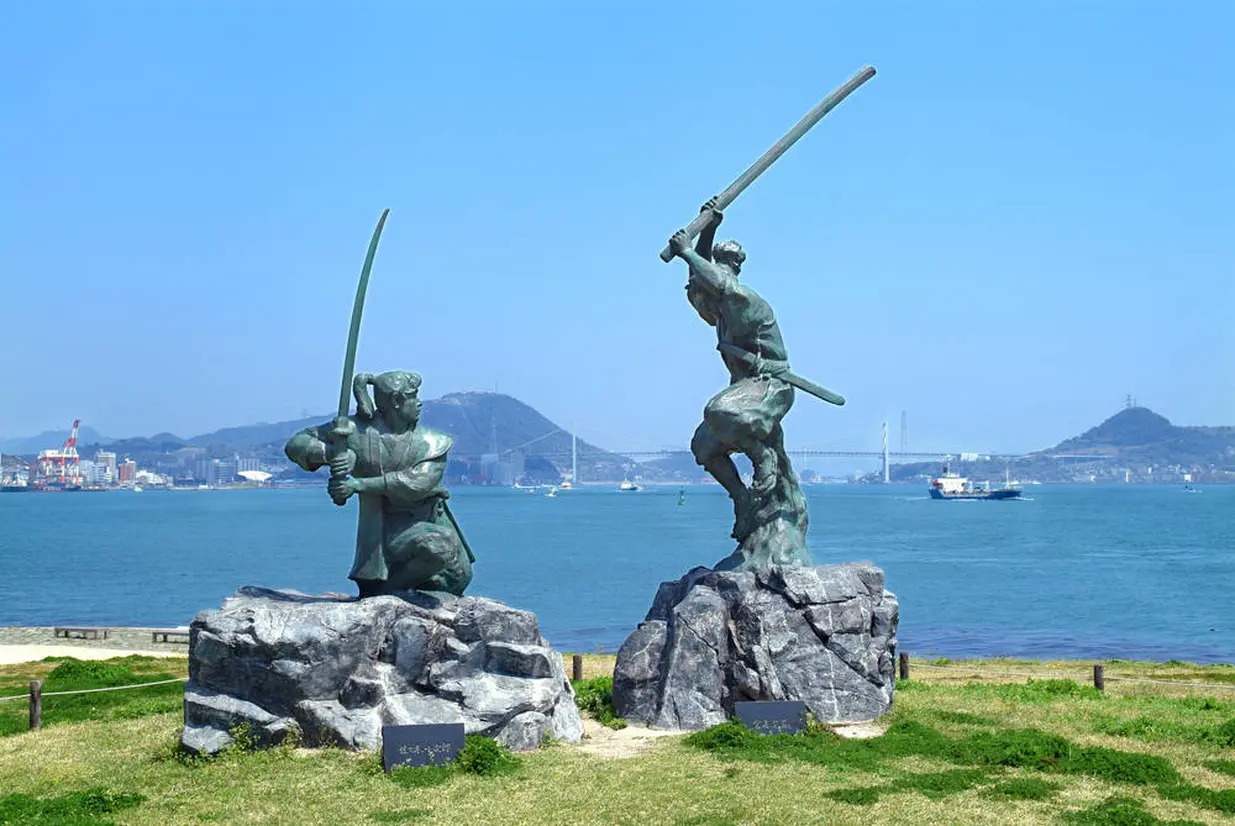 武蔵・小次郎像（巌流島）