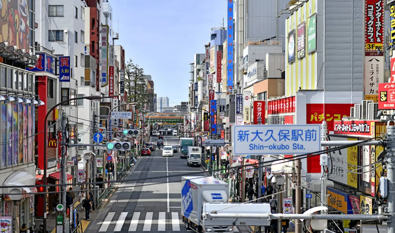 新大久保駅前