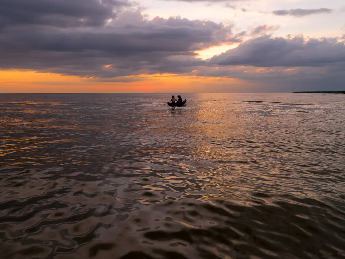 トレンサップ湖に沈む夕日
