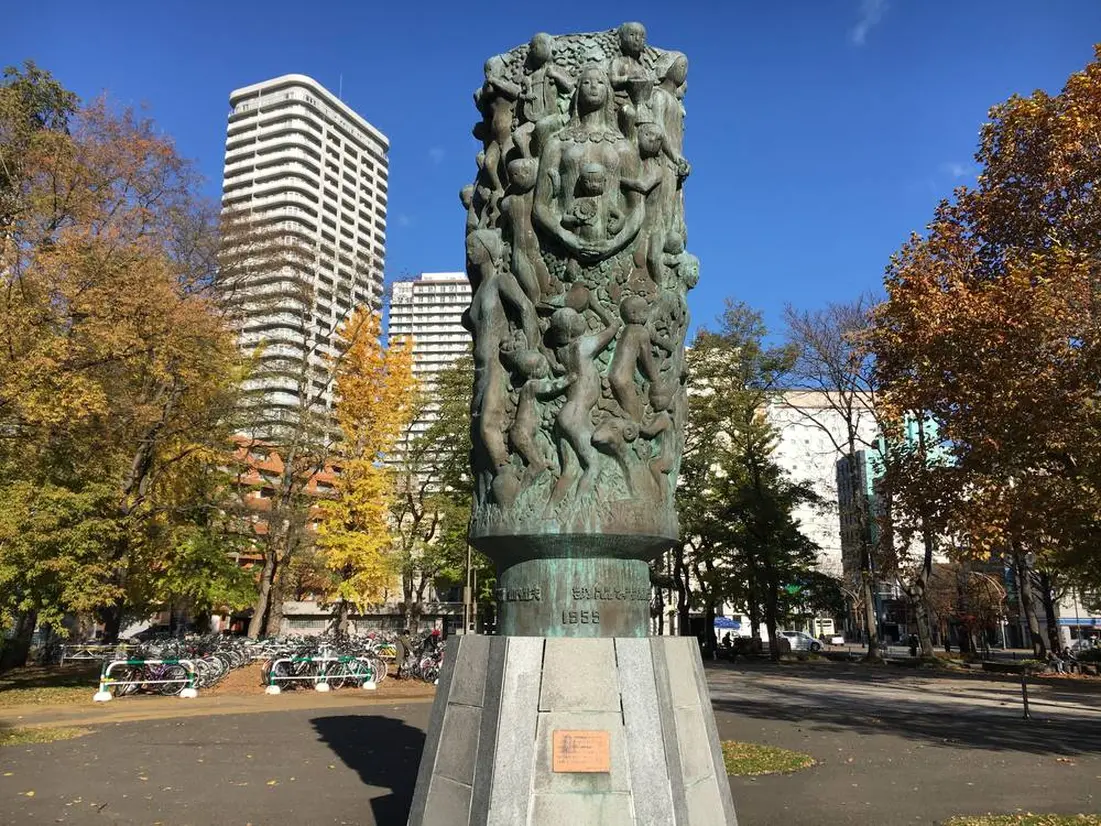 彫刻「森の歌」