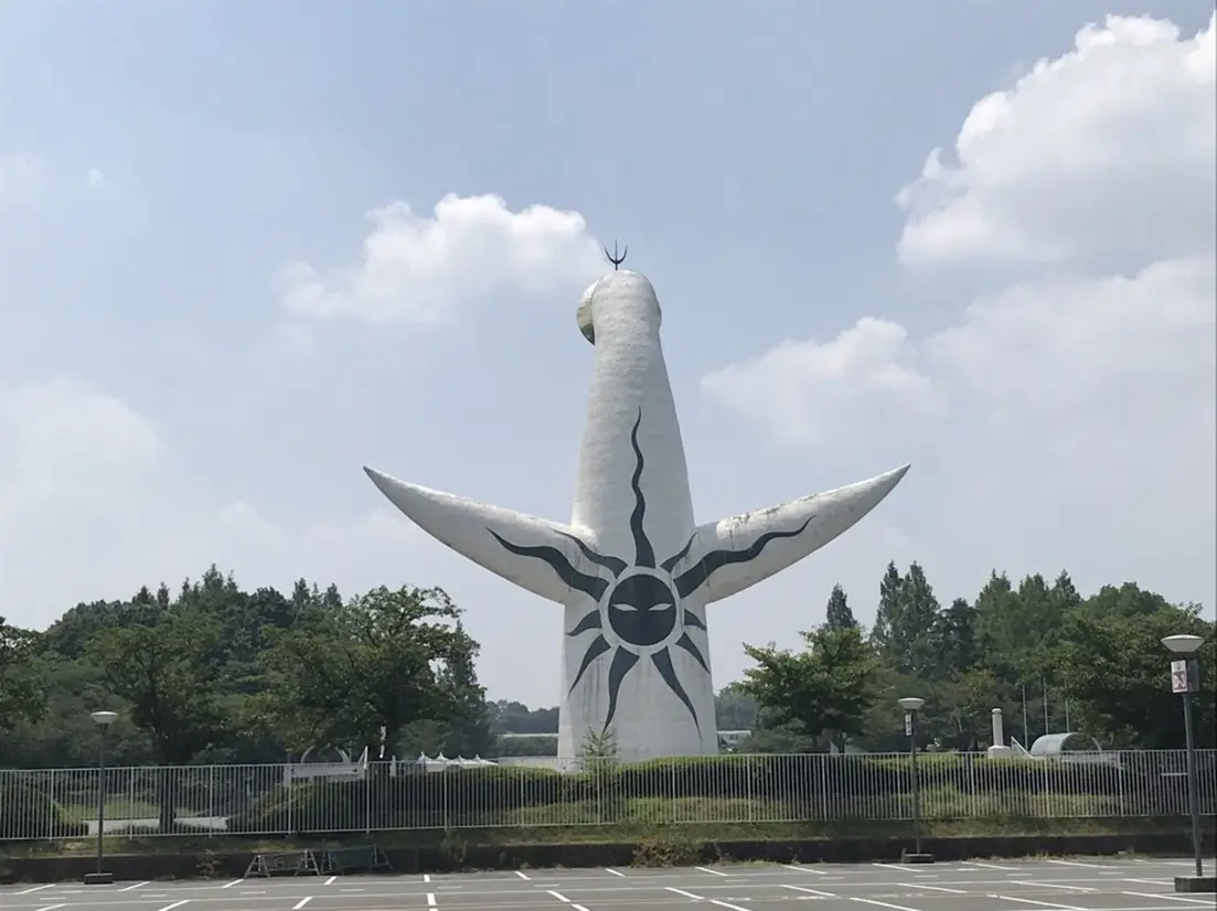 太陽の塔　黒い顔