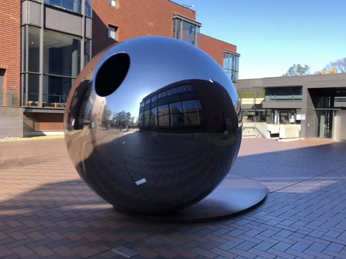 屋外展示『my sky hole 85-2 光と影』