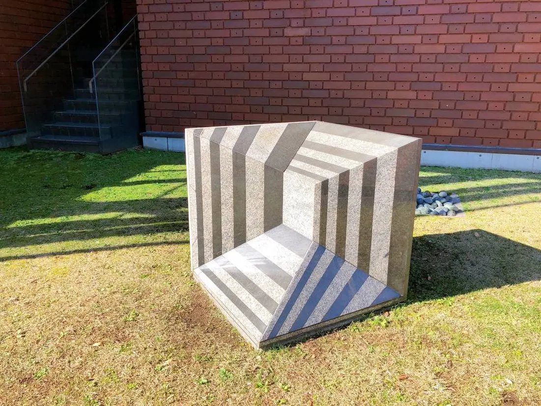 屋外展示『メビウスの立方体』
