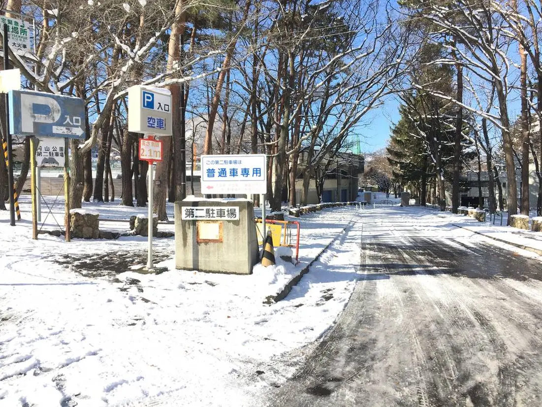 第二駐車場（正門近く）
