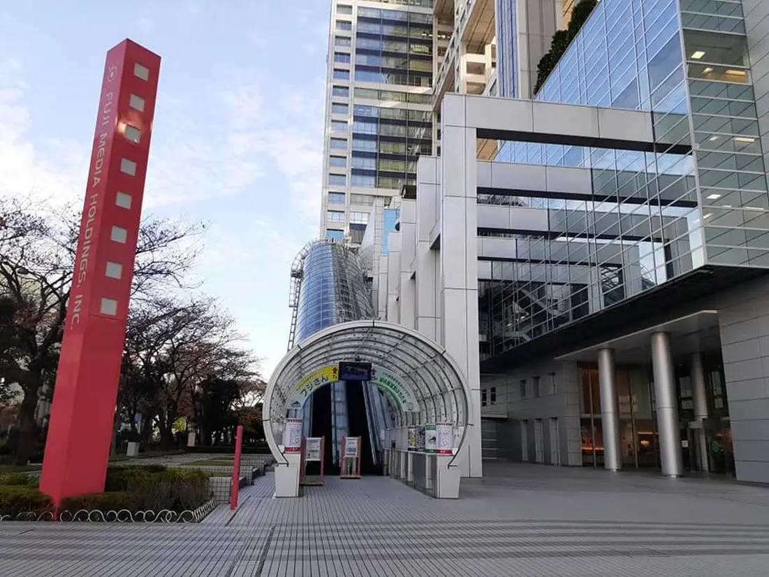 チューブエスカレータ入口