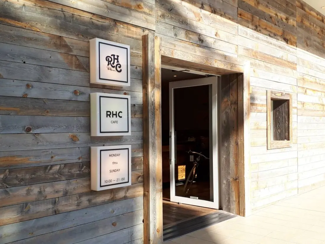 「RHC ロンハーマン」と「RHC　CAFE」につながるウッディなエントランス
