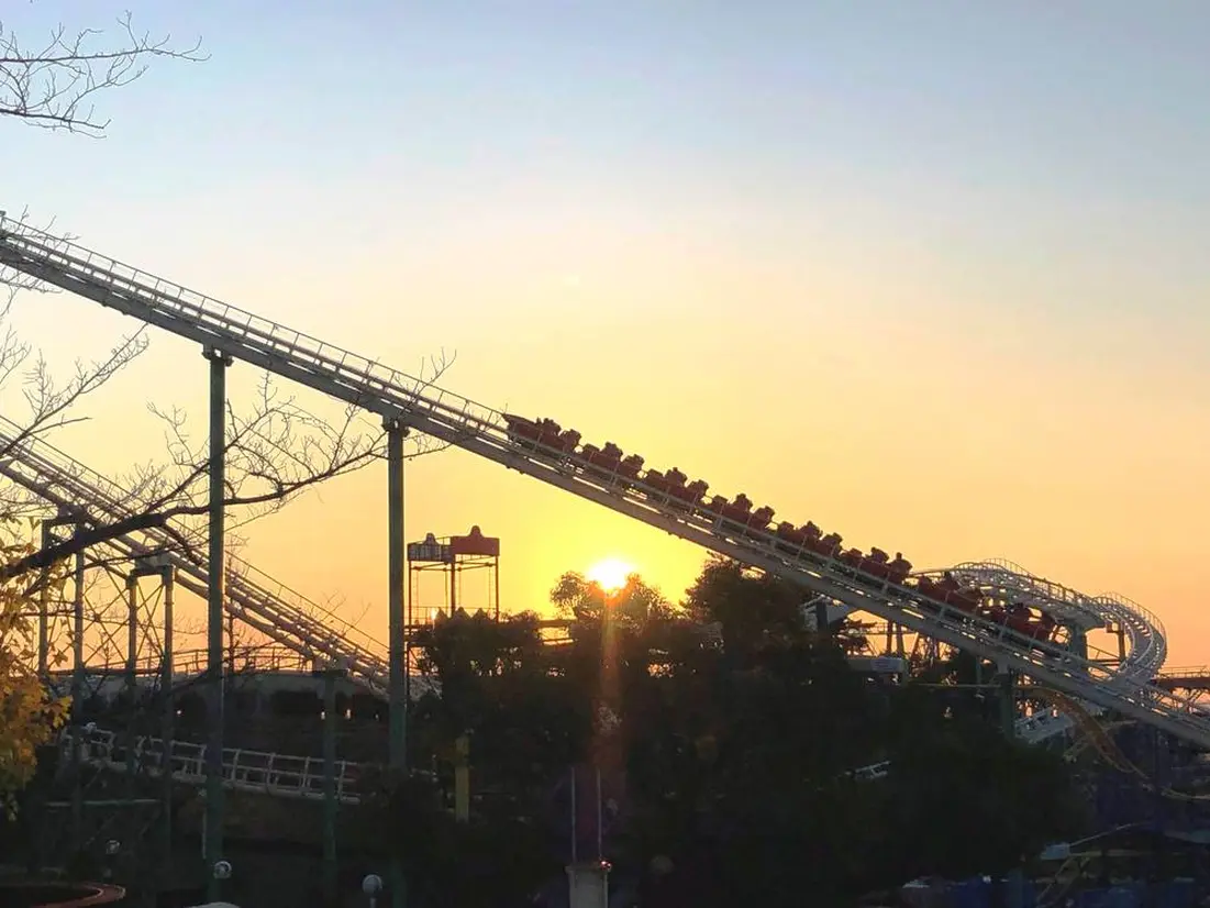 夕暮れのコースター・レッドファルコン