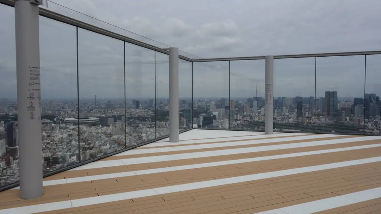 手すりは視線を遮らないように設置されています
