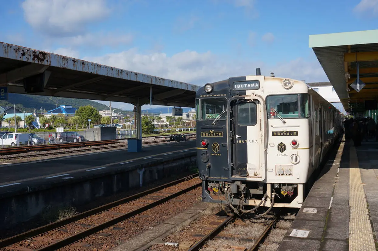 JR指宿枕崎線を走る「指宿のたまて箱」号