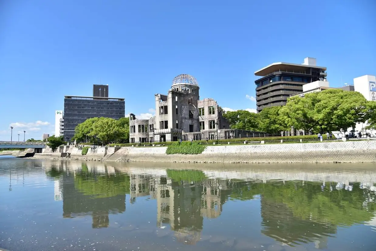 原爆ドームとおりづるタワー