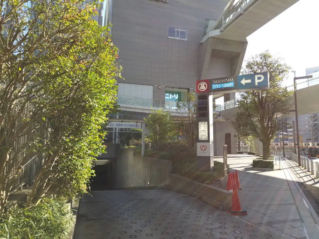 本館駐車場 入口