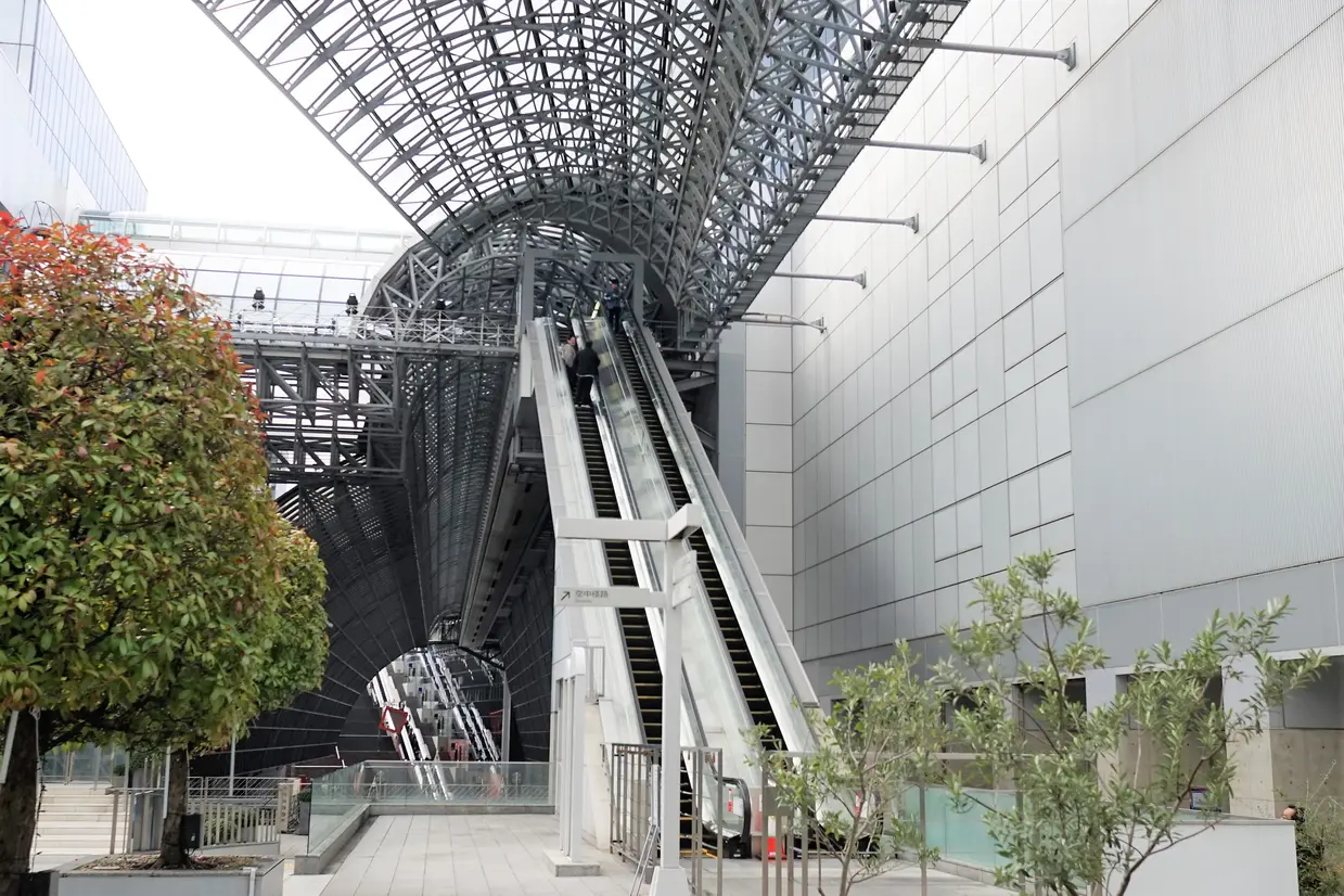 東広場側入り口