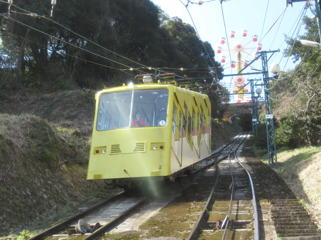 すれ違うケーブルカー