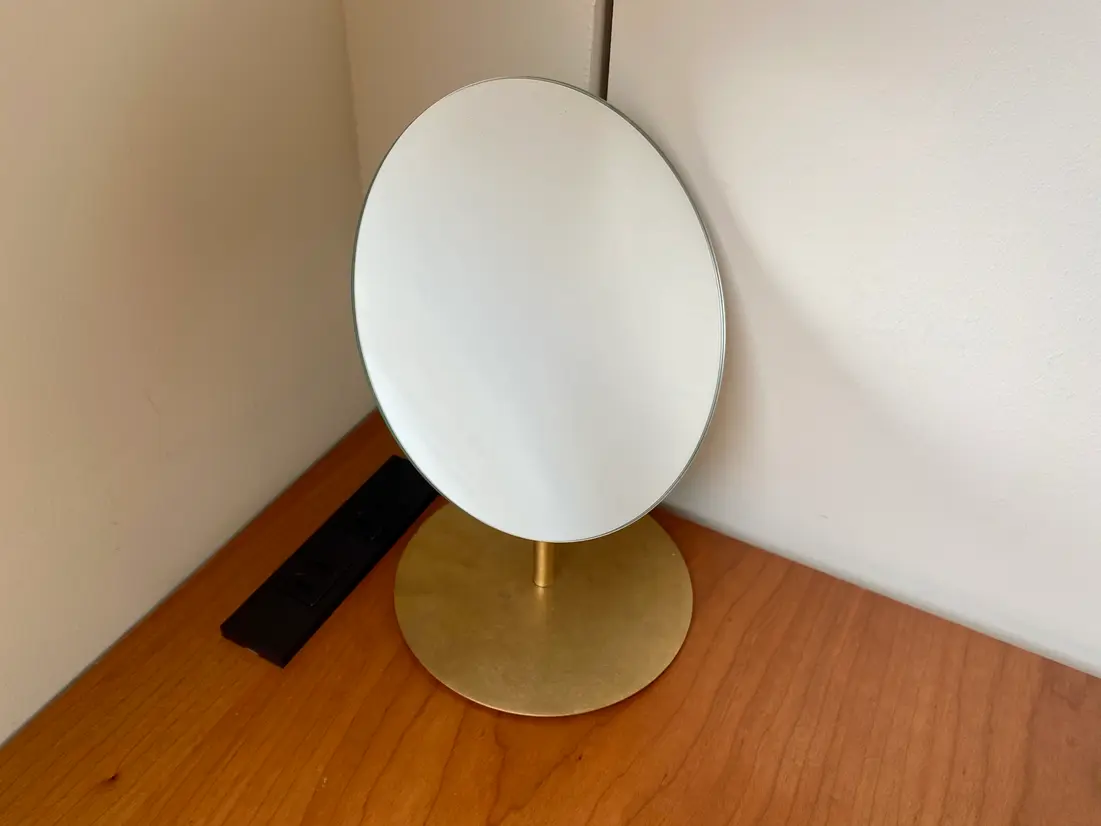 デスクの鏡の後ろ