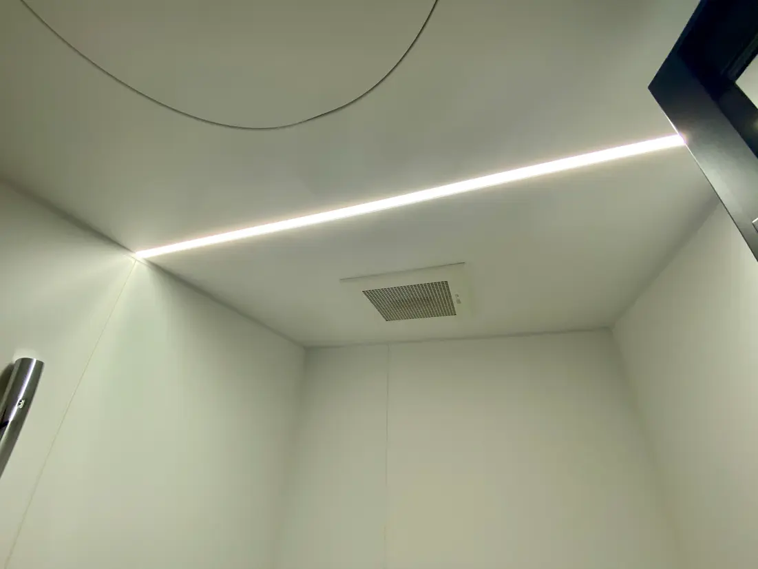 バスルーム（電気が昼光色の場合）