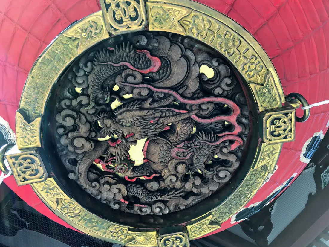 雷門の底に彫られている龍神