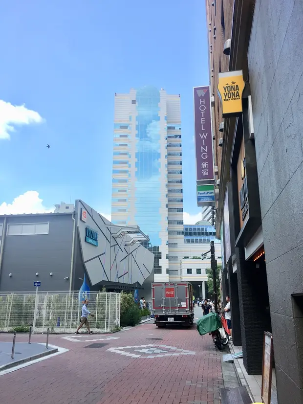 ビルの向かいの様子