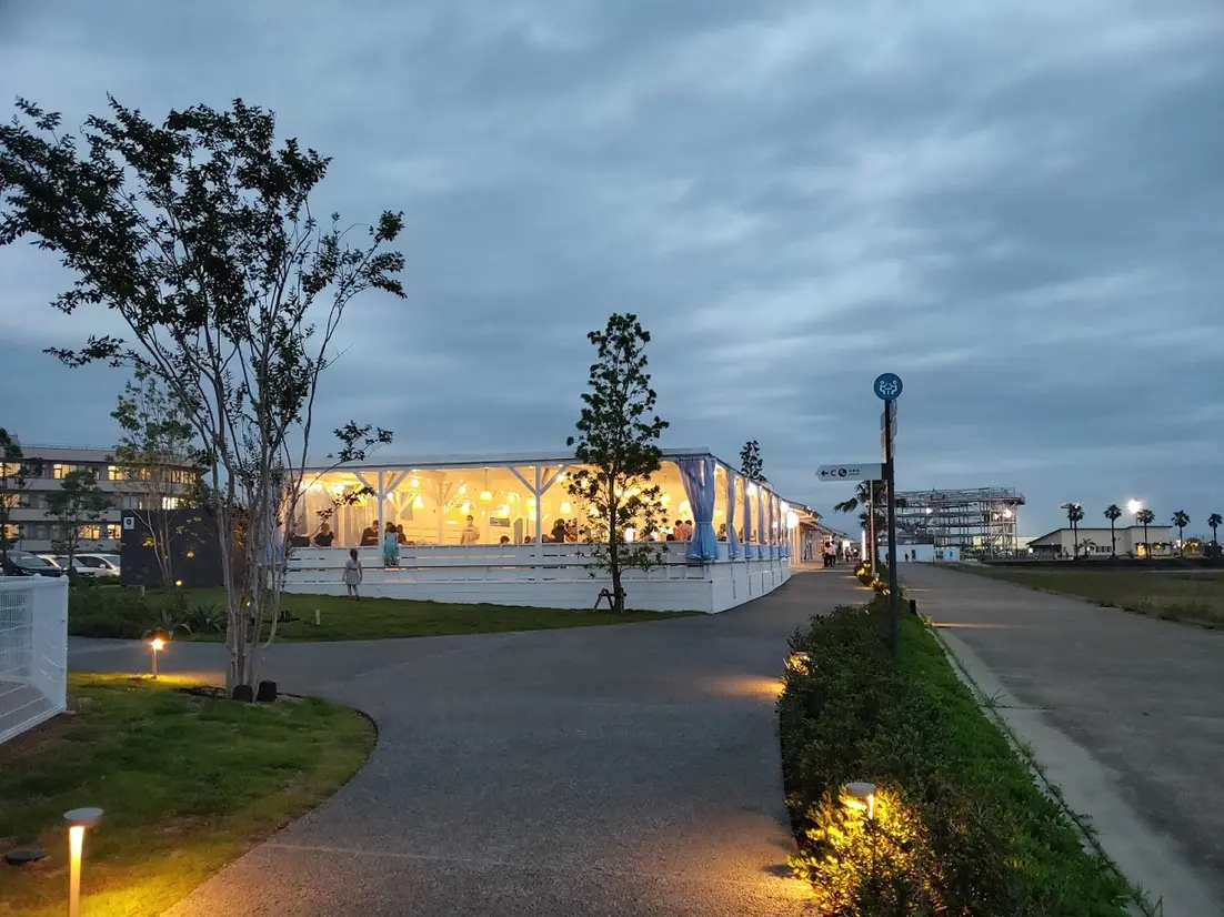 夜のTHE BBQ BEACH 外観