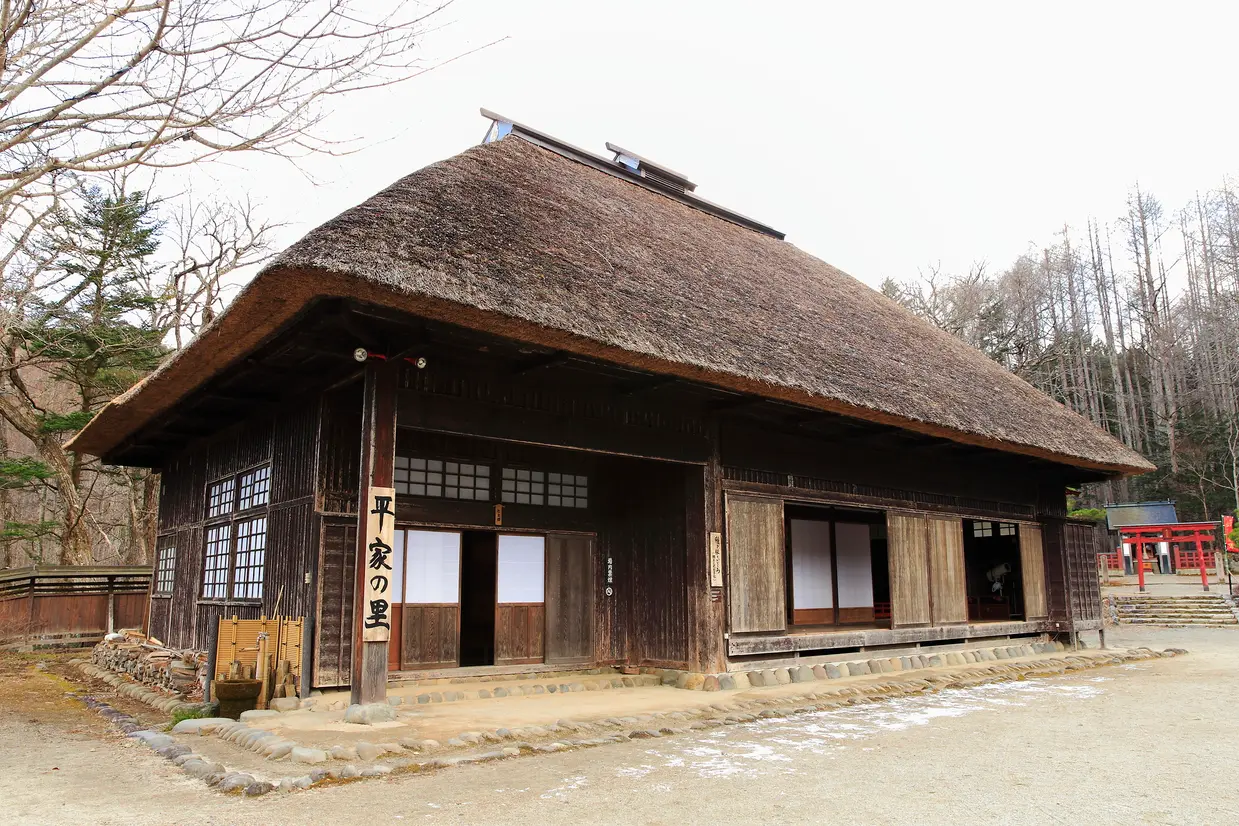 茅葺き屋根の民家