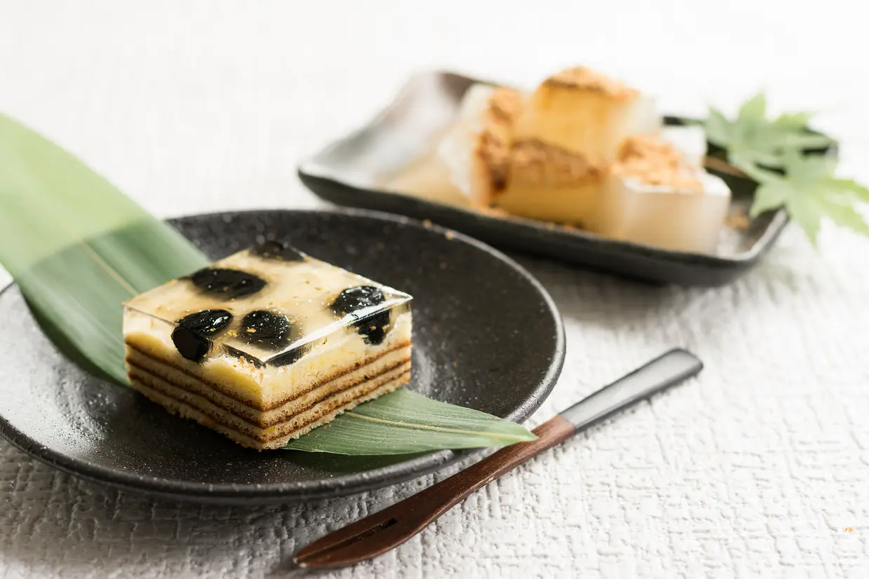 まめや萬久「わらび餅のバウム・黒豆」