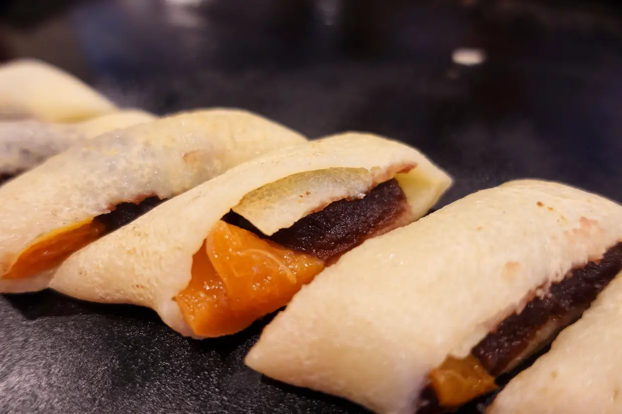 もんじゃ焼きの〆はあんこ巻きが定番