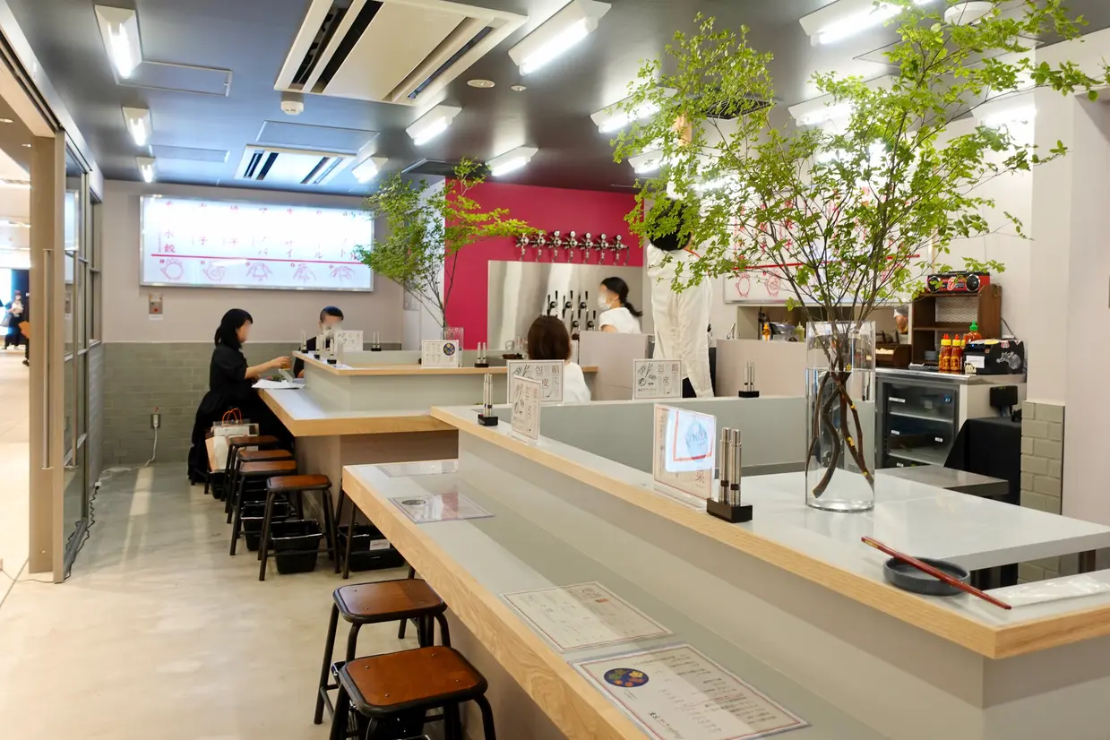 東京ギョーザスタンド ウーロン　店内