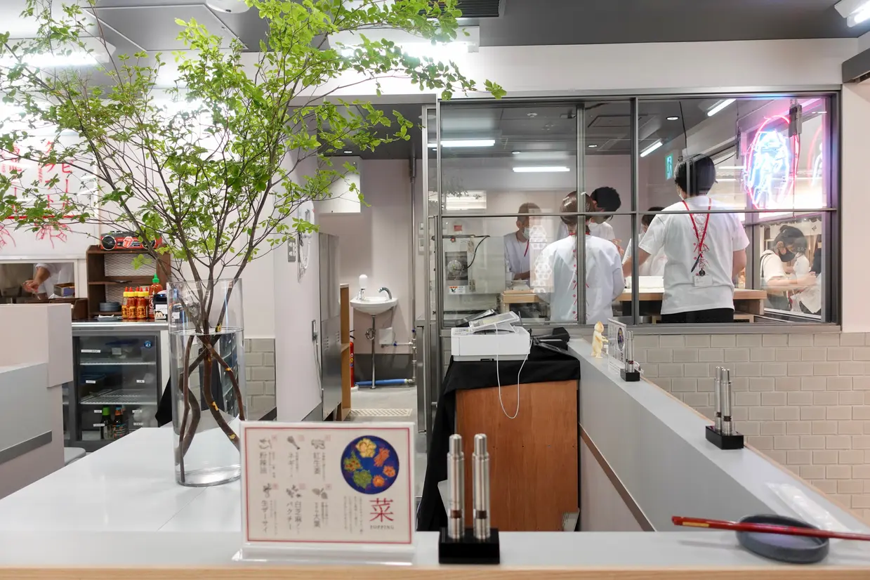 東京ギョーザスタンド ウーロン　店内